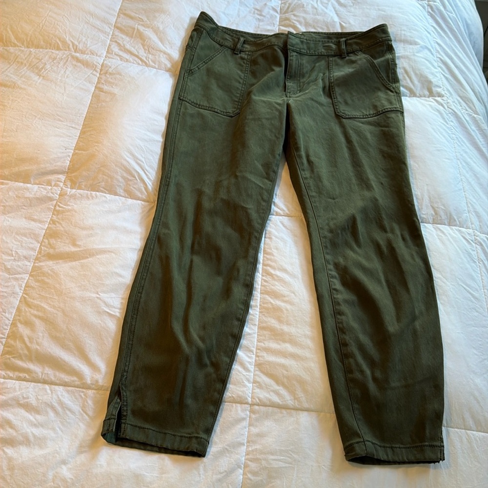 Kahki pats with cool pockets front and back